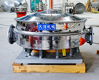 直排篩可分為單雙振動源兩種,但其電機(jī)是懸掛在振動篩框的外側(cè),振動理相對比較大。